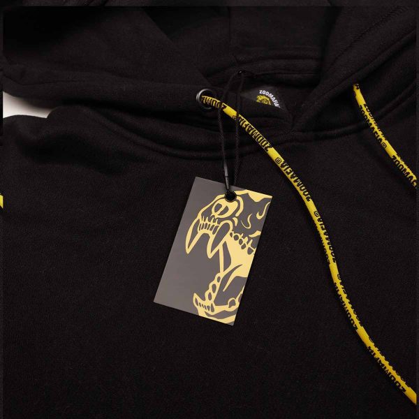 "Zoomafia apparel" de Zoomad Labs. Estas sudaderas unisex, elaboradas con algodón y lana de 350g de grosor, ofrecen un acabado premium. Los detalles bordados en hilo amarillo, con un dibujo bordado en la espalda, realzan su diseño. Los cordones con punta metálica muestran el cuidado en los detalles. En color negro, esta colección representa la elegancia y el confort en una sola prenda. Disfruta de la calidad y el atractivo moderno con "Zoomafia apparel."